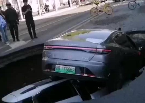 河北邯郸路面塌陷 两辆小轿车坠入坑中