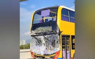 港深西部公路一城巴撞警車 至少10人受傷
