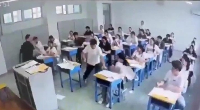 网传山东高考生考场暴走 撕自己及别人试卷