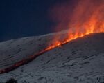 從太空看埃特納火山噴發：熔岩如「火河」