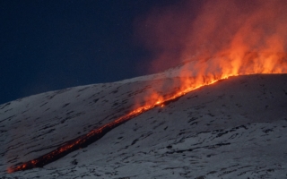 從太空看埃特納火山噴發：熔岩如「火河」