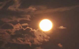 草莓月夜 18年一遇的溫柔奇景