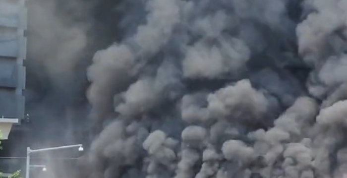 重庆一电脑城附近大火 数十辆摩托车被烧