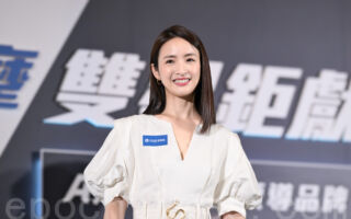 林依晨当2宝妈发文报喜 晒母子握手照分享喜悦
