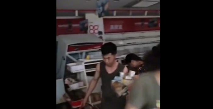广东怀集洪灾 民众趁水打劫搬空一超市货品