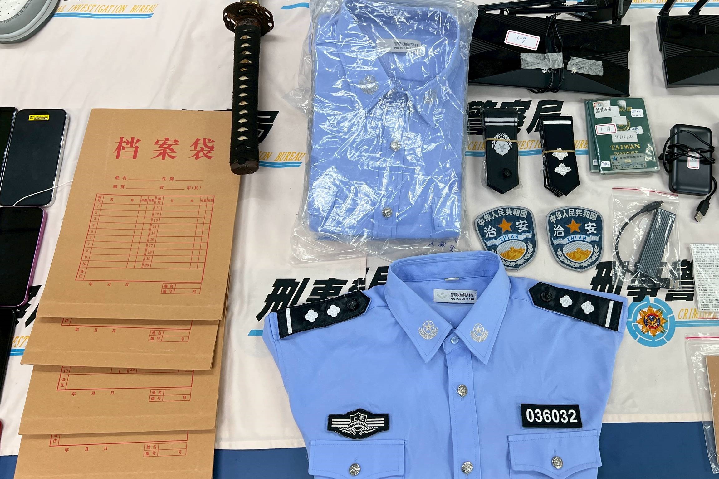 诈团穿假制服扮公安视讯演戏锁定海外华人骗二千万| 刑事局| 假公安