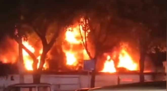 广西小区车棚起火 传上百辆电动车被毁