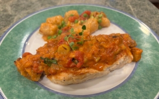 香煎雞胸肉 搭配自製的番茄韭蔥醬 風味獨具