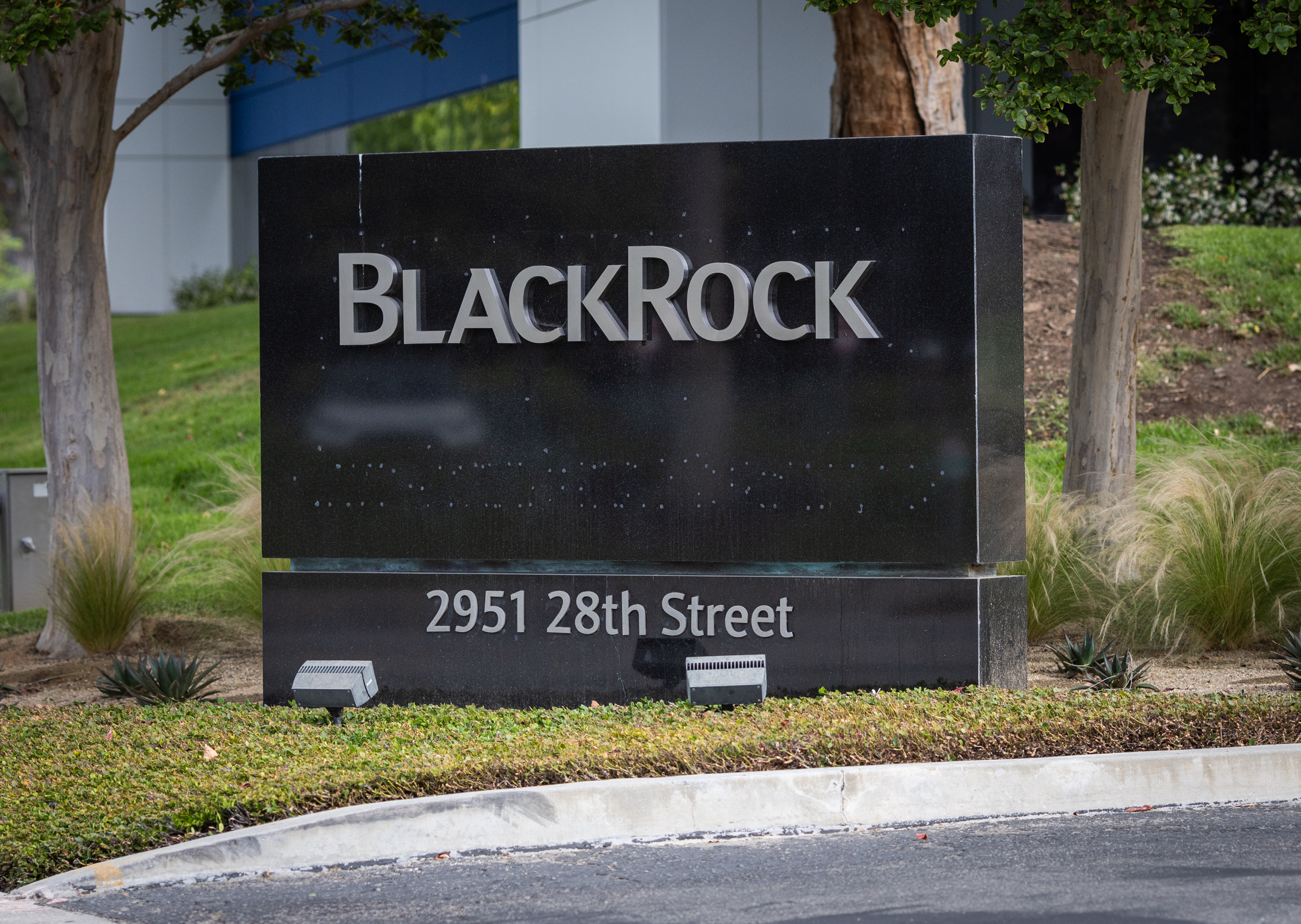 贝莱德禁止赴华员工旅行使用公司设备| 富国银行| 大纪元