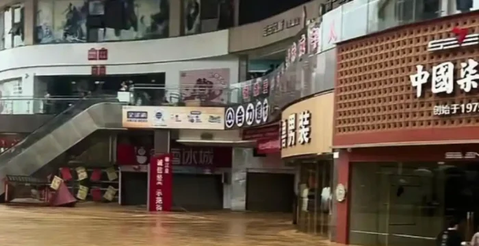 贵州榕江特大洪水 淹没体育场 灌满最大商场