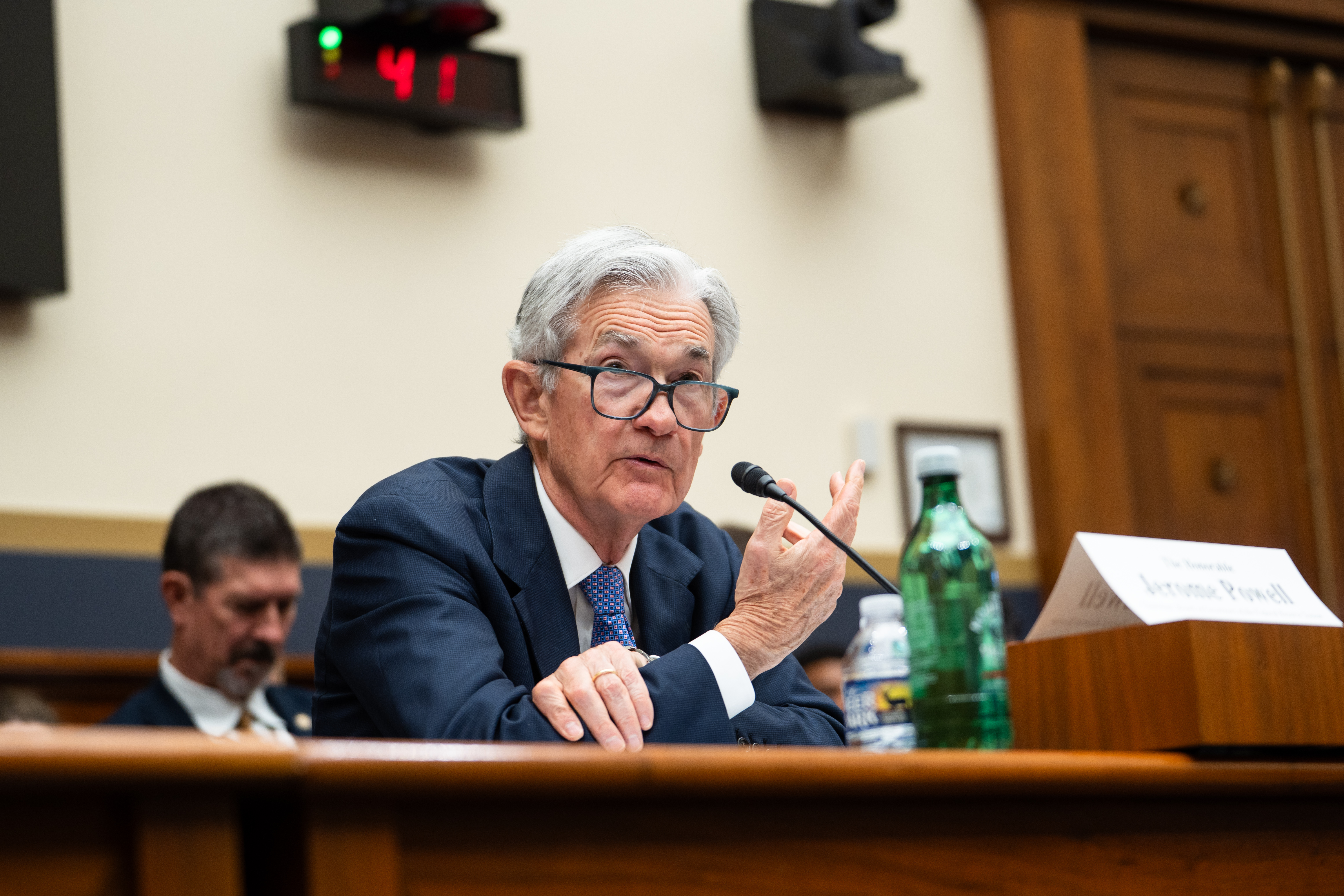 井友伦：鲍威尔“降息暗示”背后的多重考量| 美联储| 就业| 物价| 大纪元