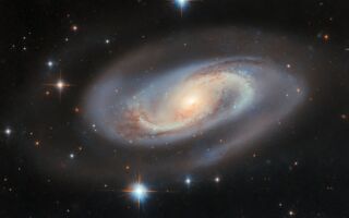 螺旋星系核心藏巨大黑洞 質量為太陽1.7億倍