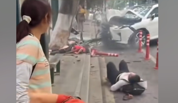 广州一男子开车撞向公交站台 多人死伤