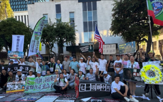 七一為中共送葬 洛杉磯華人中領館前燒黨旗