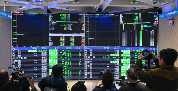 A股创十年新高 民疑让“韭菜”入市 专家解析