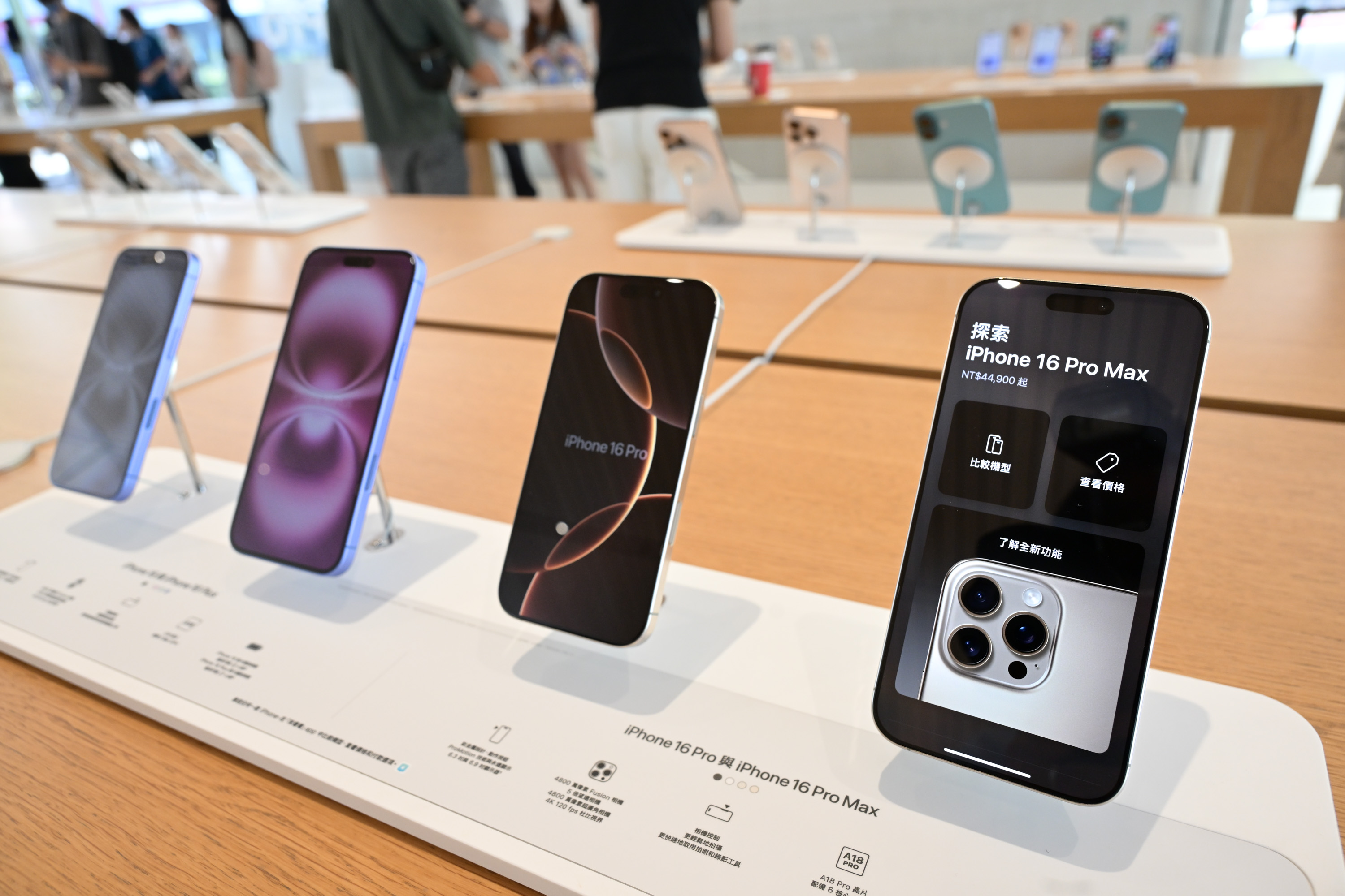 iPhone不小心摔坏,是否能免费维修?先搞懂苹果保固范围。(宋碧龙/大纪元)