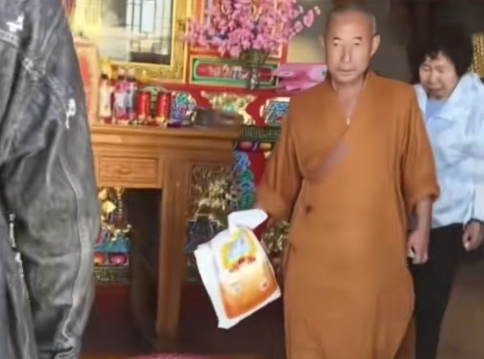 嫌弃信众供奉的大米 五台山僧人扔殿外惹众怒