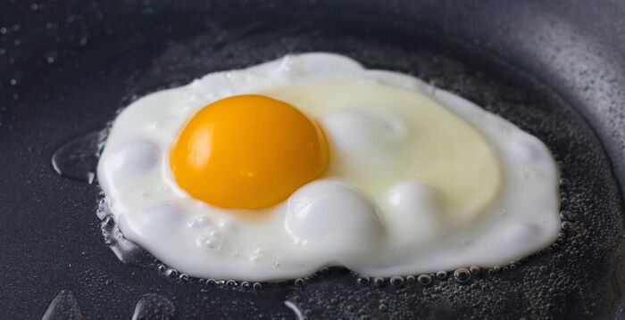 煎蛋不必翻面 专家分享不用油或黄油的妙招