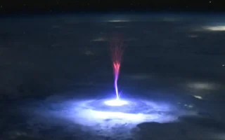 北美雷暴 NASA太空人驚見巨大「紅色精靈」