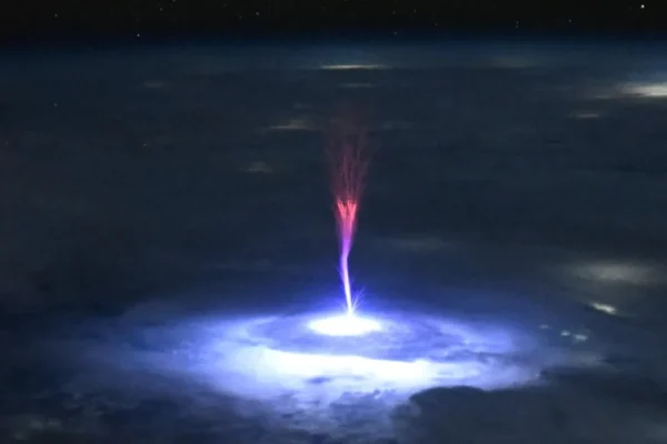 太震撼 NASA太空人拍下巨大“红色精灵”