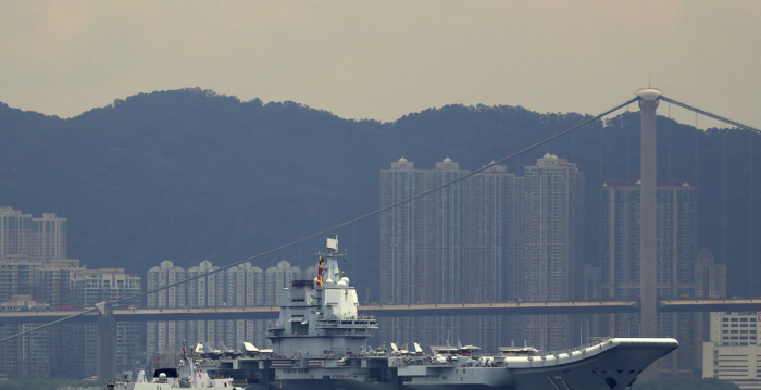 沈舟：中共航母編隊到香港黨媒洩老底| 山東艦| 驅逐艦| 殲-15 | 大紀元