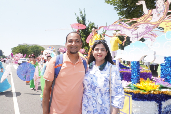 来自德州达拉斯一家IT公司的顾问兼经理Ashraf Mohammed妻子Maveeha Mohammed 观看了游行。(李辰/大纪元)
