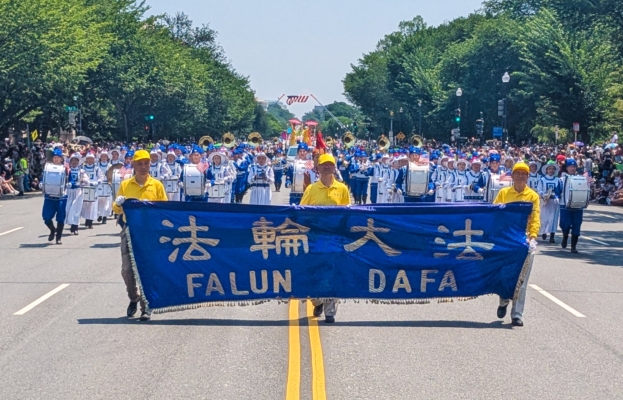 7月4日,美国首都华盛顿DC举行独立日游行。法轮功团体再次入选,参加这全美这一最为盛大的游行,与来自美国各地的数万民众,共同庆祝美国建国第249周年和美国的自由精神。图为法轮功天国乐团。(李莎/大纪元)