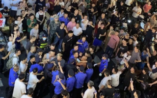 深圳城管對小販暴力執法 引發大規模抗議