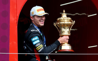 F1英國站：事故、大雨 難阻邁凱倫攬冠亞軍