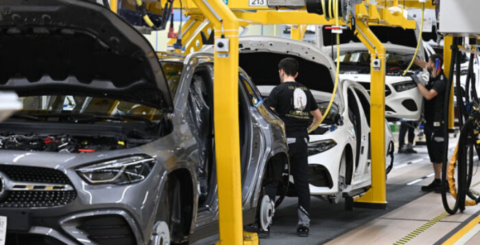 萧易：净利润暴跌69% 百年奔驰深陷泥潭