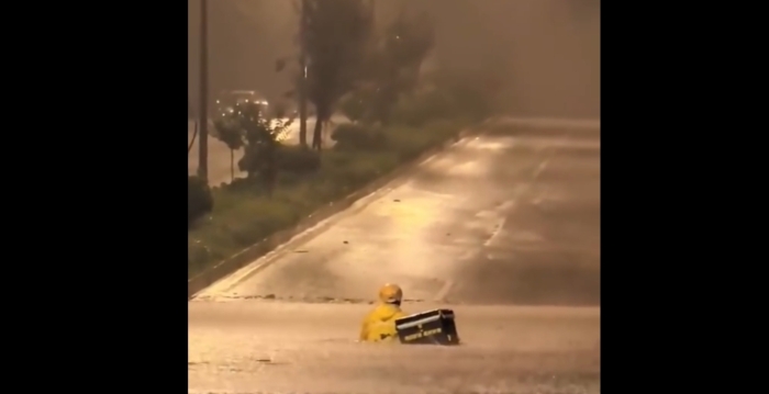 重庆暴雨 女保安被冲走 环卫工人遭雷击身亡
