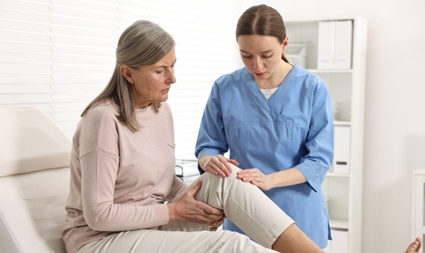 每天3分钟预防膝关节退化 这样蹲伤膝要小心