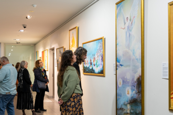观众在观看真善忍国际画展