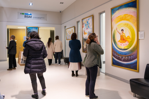 观众在观看真善忍国际画展