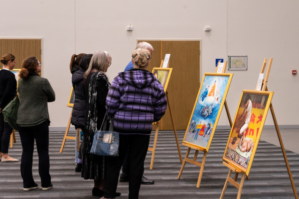 观众在观看真善忍国际画展
