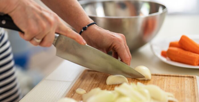 切完洋葱用这一物洗手 刺鼻气味就不会残留