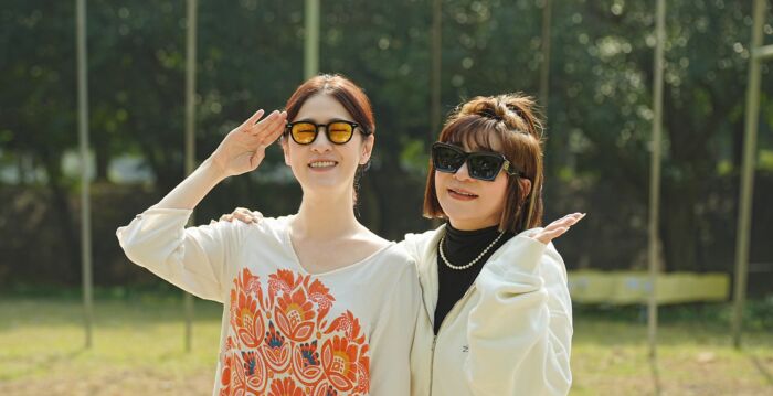 王彩桦动手为星兵们剃头 一男星当场含泪