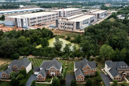 2024年7月17日,維珍尼亞州斯通里奇市(Stone Ridge)的一處亞馬遜網絡服務(Amazon Web Services,簡稱AWS)數據中心位於單戶住宅區附近。一份最新報告顯示,北維珍尼亞州是全球最大的數據中心市場。數據中心每天的用水量可達500萬加侖,相當於一個擁有2萬至5萬人口的城鎮的用水量。而AWS表示,該公司正致力於使用更可持續的水源,如回收水或收集的雨水。(Nathan Howard/Getty Images)