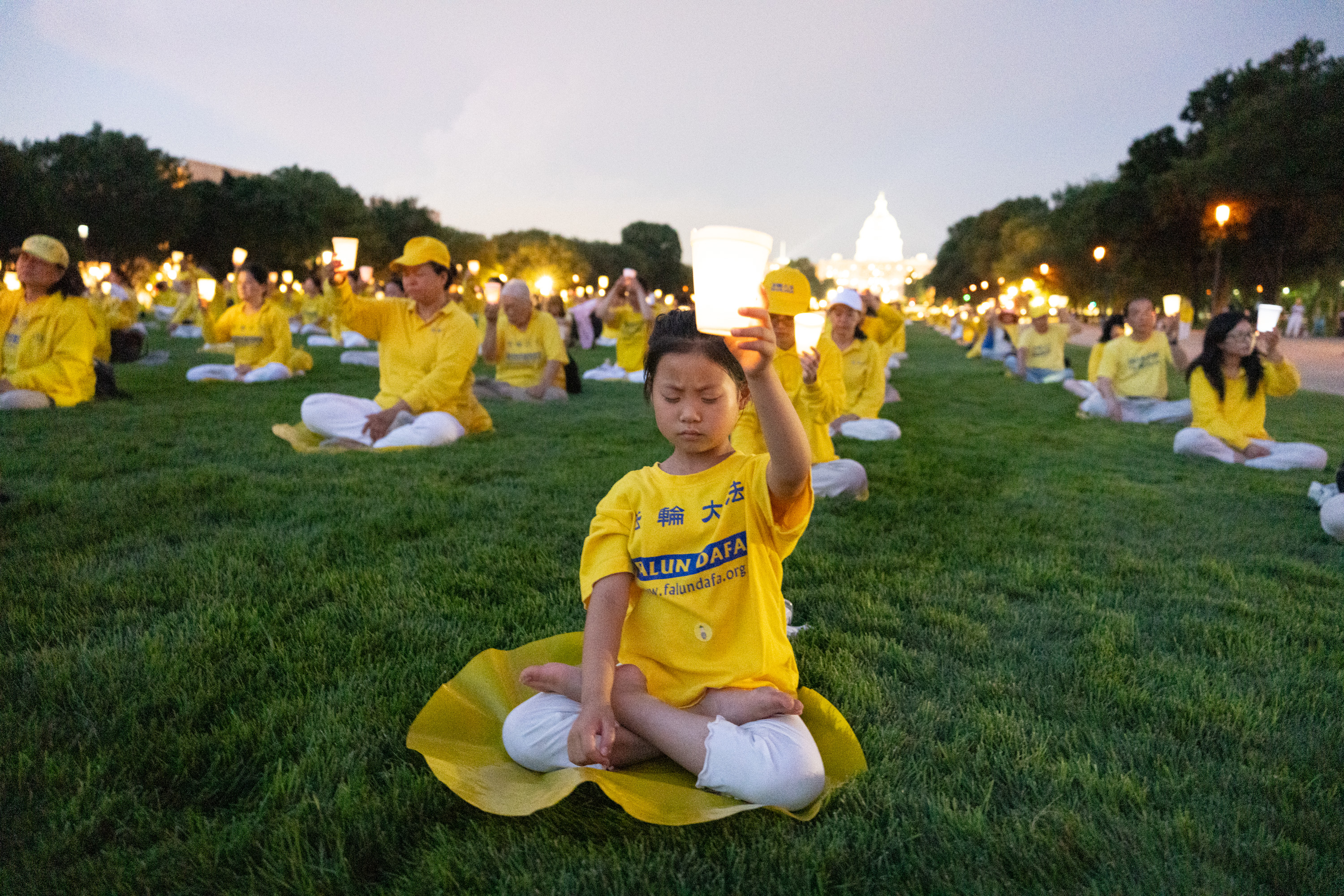 2025年7月17日晚,约1,500名法轮功学员在美国首都华盛顿DC的国家大草坪,举行烛光夜悼,悼念在1999年7月20日迫害发生以来被中共迫害离世的法轮功学员。(戴兵/大纪元)