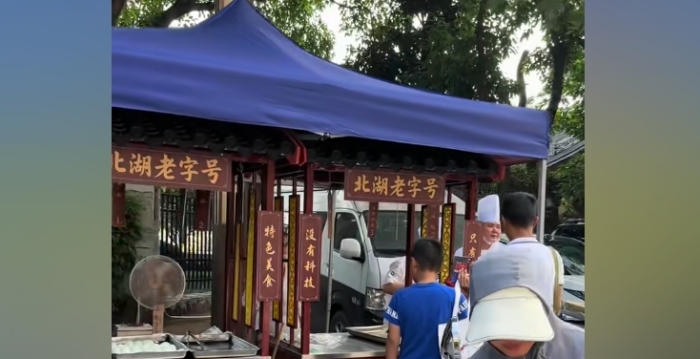 星级酒店地铁站摆摊 分析：中国经济衰退缩影