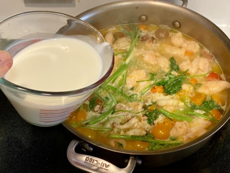 加入鮮奶,煮8分鐘
