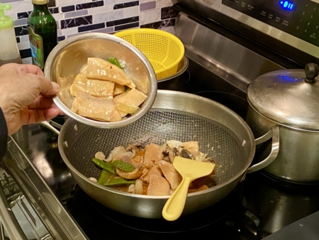再次熱鍋下油，放進魚肉及留出的蔬菜。