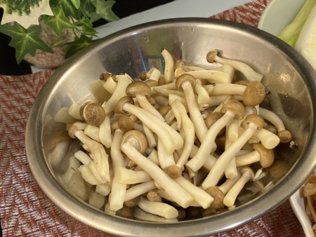 蟹味菇切去末段根部,剝後洗乾淨。