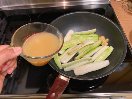 加入雞湯、瑤柱,蓋上鍋蓋煮12分鐘至櫛瓜稍軟。