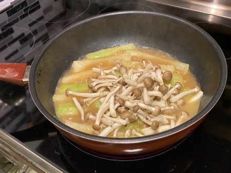 再加入調味料及蟹味菇兜勻,煮5分鐘。