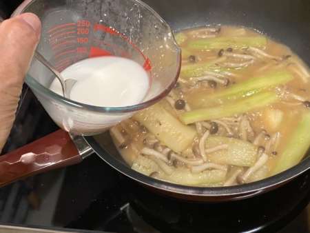 最後用粟粉水勾芡,淋上麻油便可上碟。