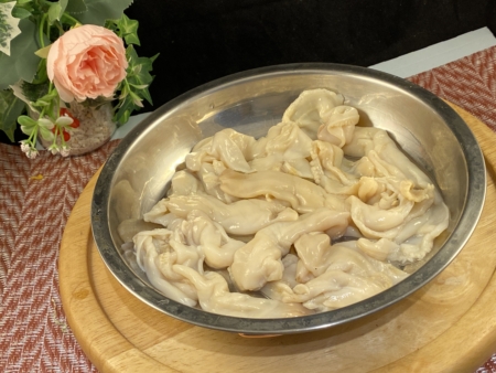 刀蜆用刀起出肉,切除腸臟,清洗乾淨備用。