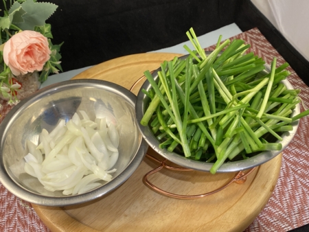 韭菜用頭的部份,切成兩段長,洗乾淨備用。洋蔥切絲,紅椒切絲。