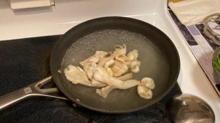 燒熱一鍋水,加入少許薑汁酒,放入刀蜆肉燙20秒,撈出備用。