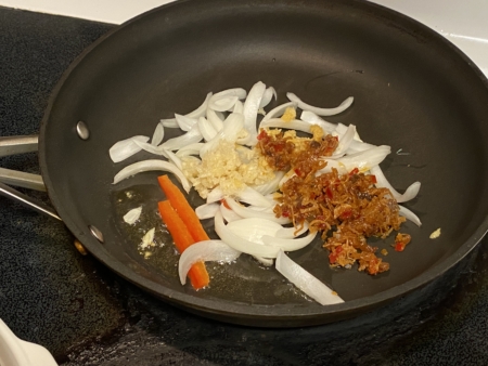 熱鍋下油,爆香薑、蒜蓉、XO醬和洋蔥。